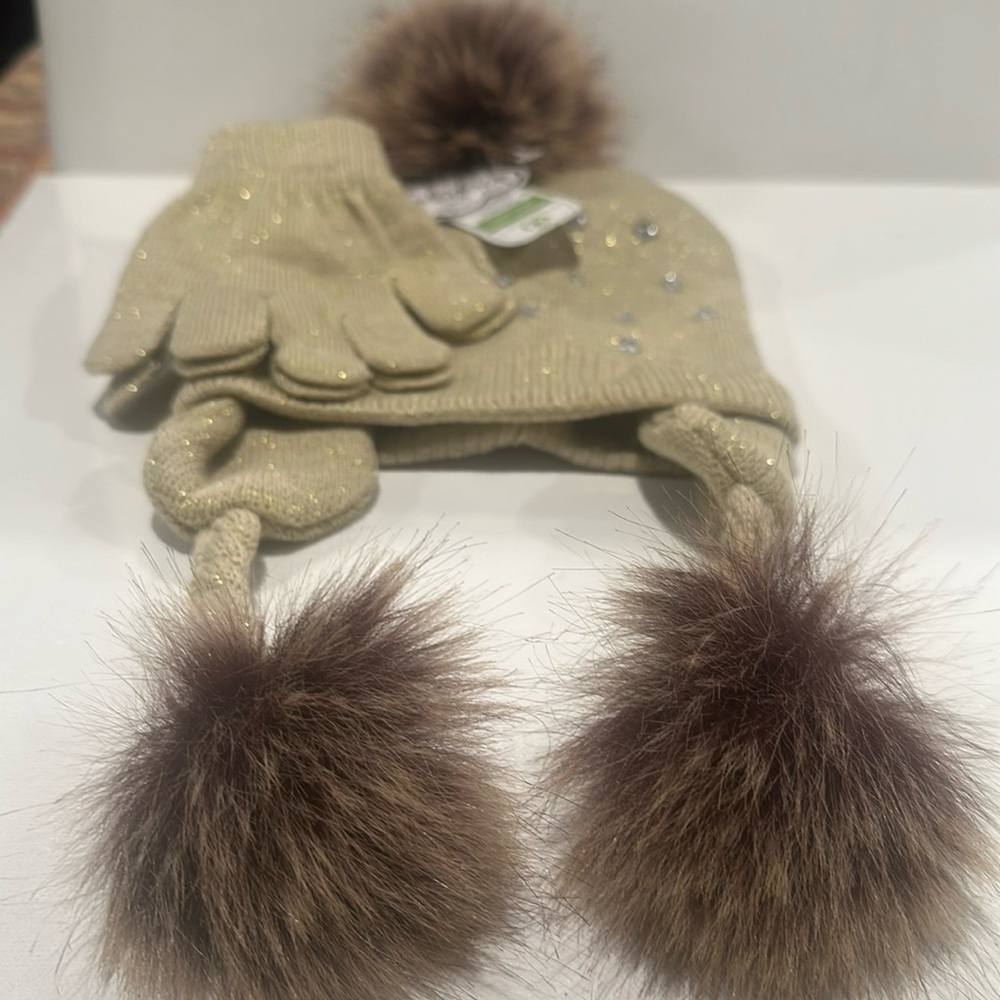 NWT Angel Face Winter Accessory set of Beanie with pompon and gloves.